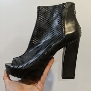 New Le Chateau BNWB Black Wedge Heels platform Sandal